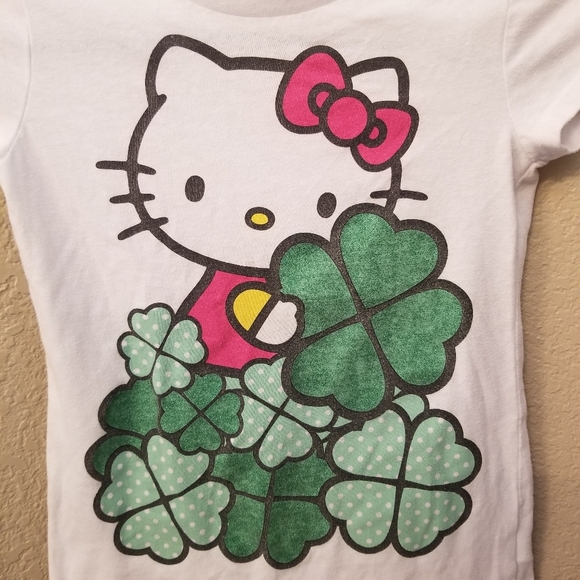 Hello Kitty St.Patrick's Day 4 leaf clover white short sleeve shirt Size Medium - Picture 4 of 11